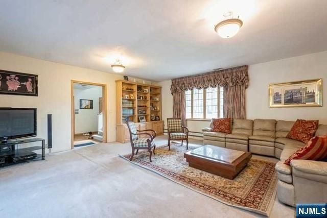 15 Old Oak Drive, Mahwah, NJ 07430