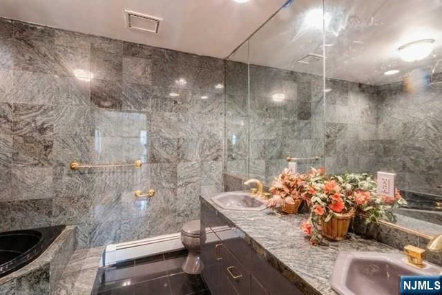 15 Old Oak Drive, Mahwah, NJ 07430