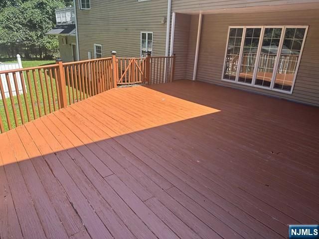 15 Old Oak Drive, Mahwah, NJ 07430