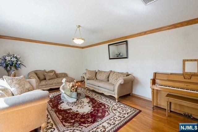 15 Old Oak Drive, Mahwah, NJ 07430