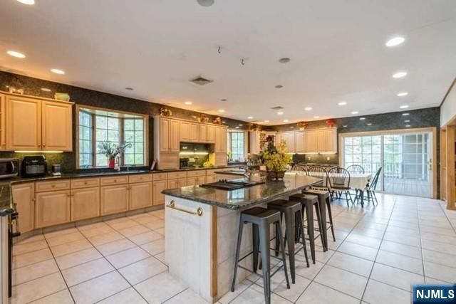 15 Old Oak Drive, Mahwah, NJ 07430