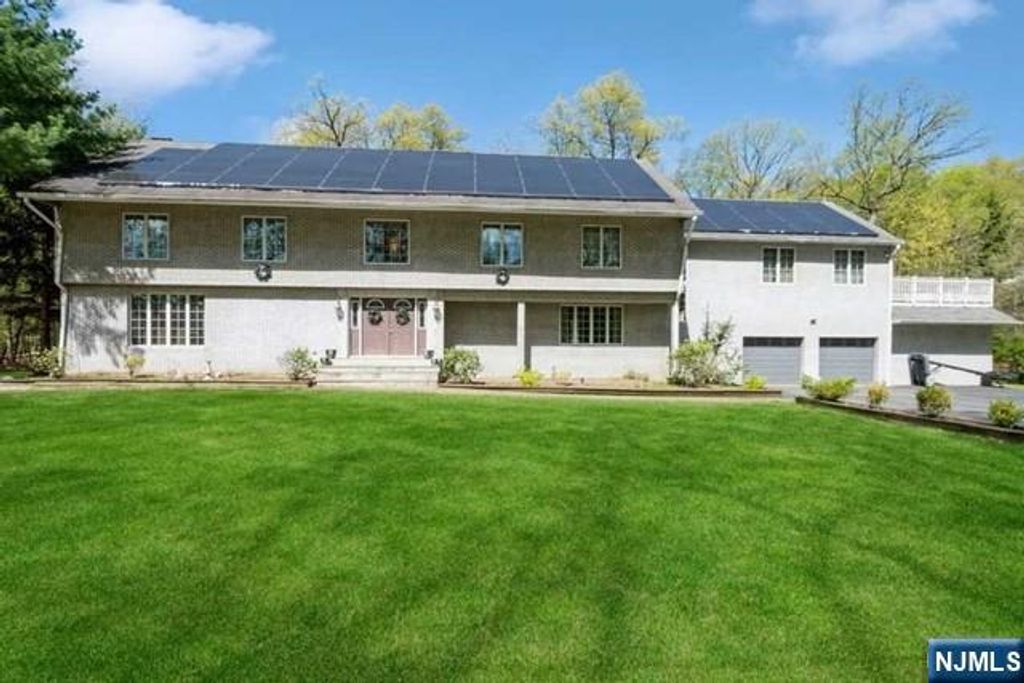 15 Old Oak Drive, Mahwah, NJ 07430