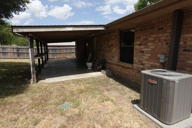 1414 W Torrey Street, Granbury, TX 76048