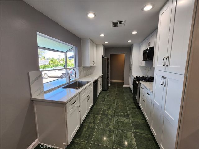 22240 Burton, Canoga Park, CA 91304