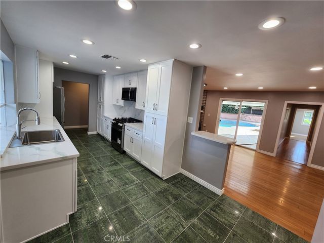 22240 Burton, Canoga Park, CA 91304