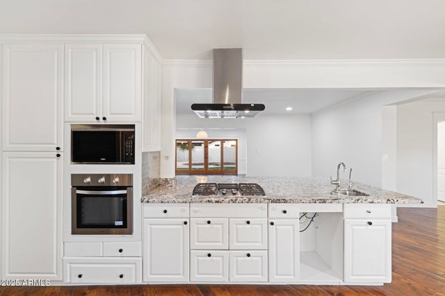 5328 E PINCHOT Avenue, Phoenix, AZ 85018