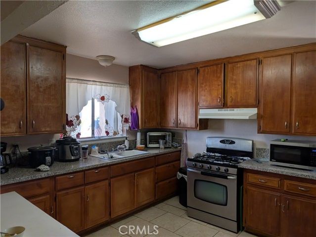 11598 Peach Avenue, Hesperia, CA 92345
