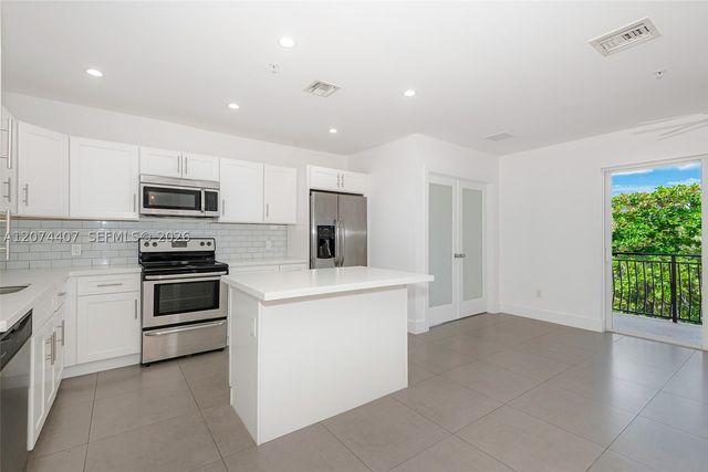555 E Dania Beach Blvd 9, Dania Beach, FL 33004