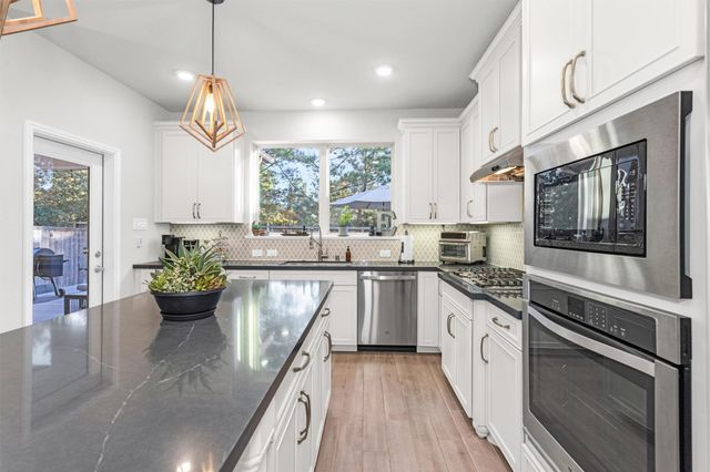 14 Heirloom Garden Place, The Woodlands, TX 77354