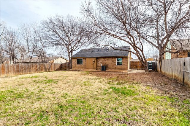 720 Sandstone Drive, Fort Worth, TX 76120