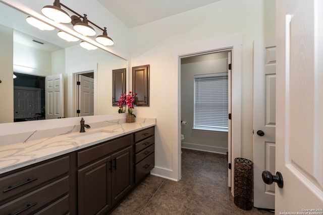 835 lookout, Lakehills, TX 78063