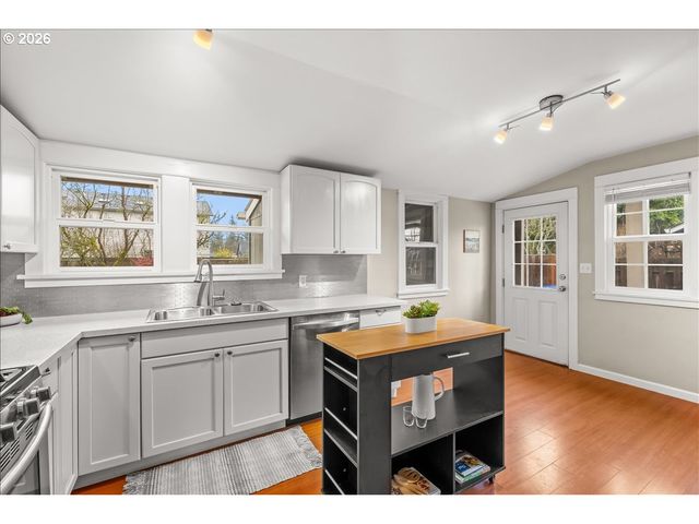 5916 Se KNAPP St, Portland, OR 97206