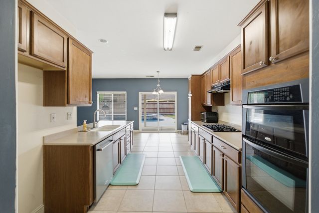 2647 W Tyler Avenue, Visalia, CA 93291