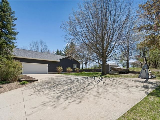 2698 Hidden Valley Trail NE, Solon, IA 52333