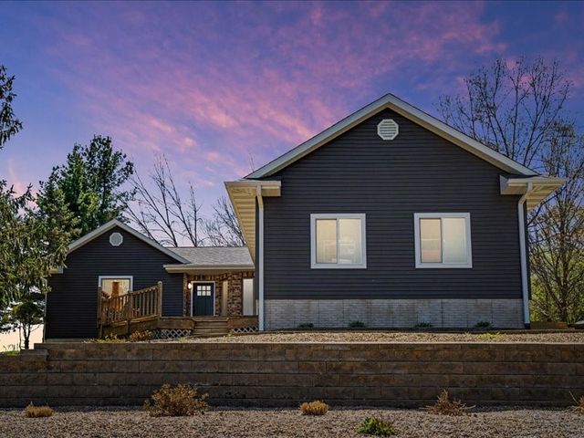 2698 Hidden Valley Trail NE, Solon, IA 52333