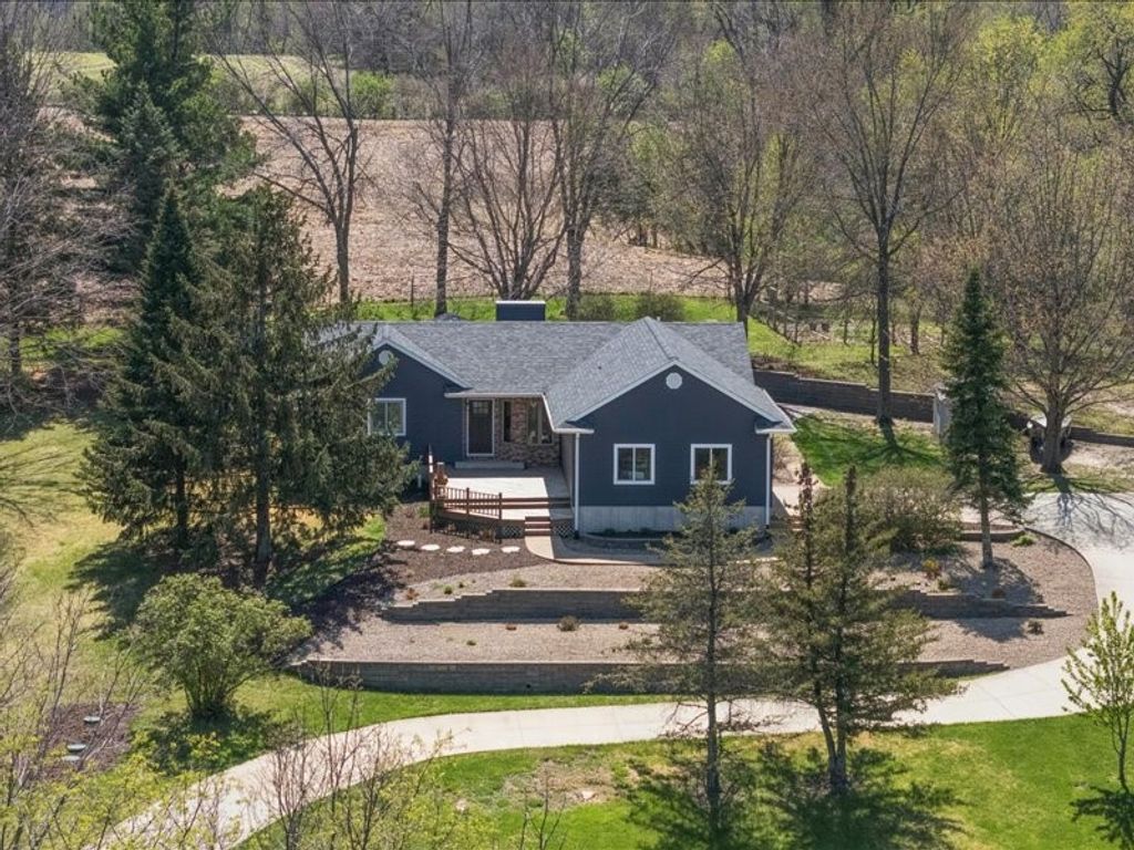2698 Hidden Valley Trail NE, Solon, IA 52333