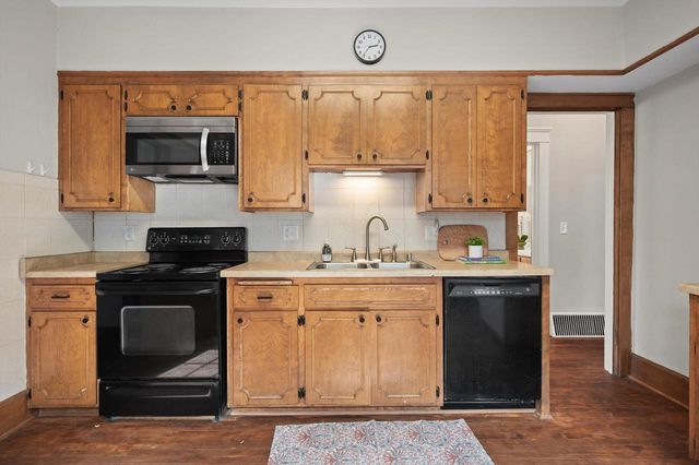 1814 E Kenwood BOULEVARD, Milwaukee, WI 53211