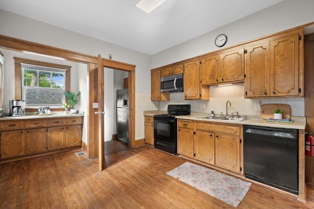1814 E Kenwood BOULEVARD, Milwaukee, WI 53211
