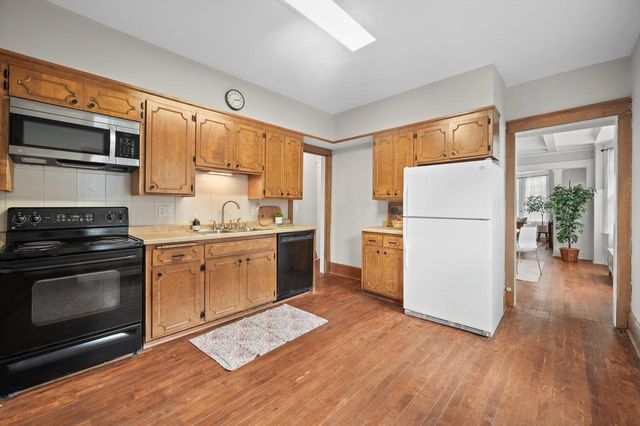 1814 E Kenwood BOULEVARD, Milwaukee, WI 53211