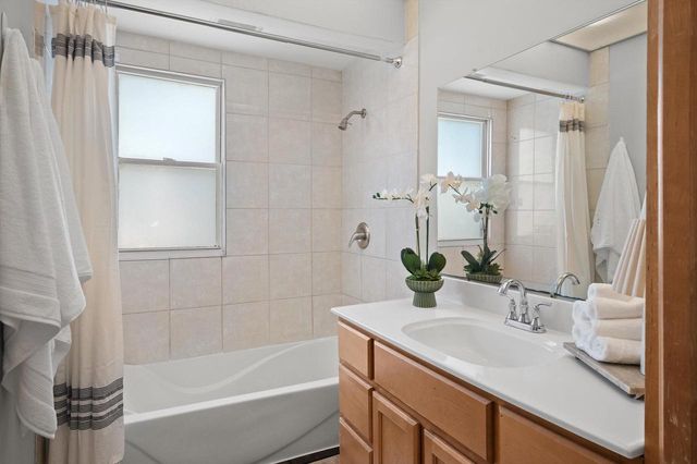 1814 E Kenwood BOULEVARD, Milwaukee, WI 53211