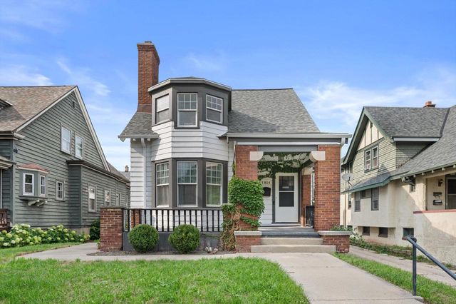 1814 E Kenwood BOULEVARD, Milwaukee, WI 53211