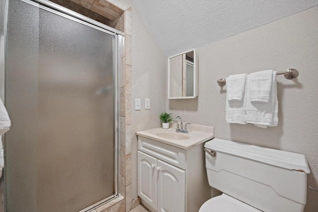 1814 E Kenwood BOULEVARD, Milwaukee, WI 53211