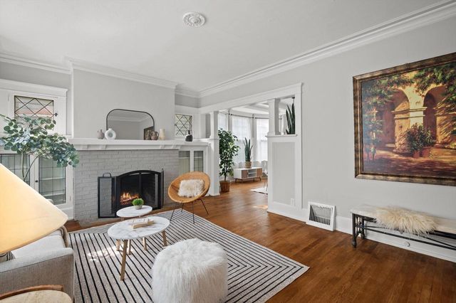 1814 E Kenwood BOULEVARD, Milwaukee, WI 53211