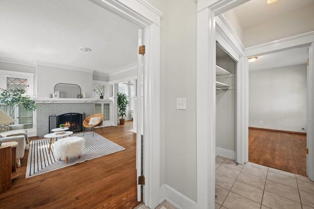 1814 E Kenwood BOULEVARD, Milwaukee, WI 53211