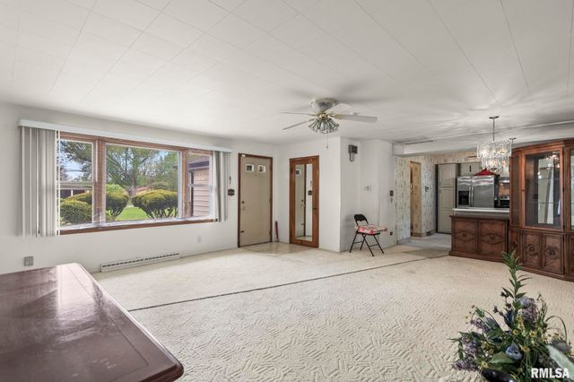 2121 E ASH Street, Springfield, IL 62703