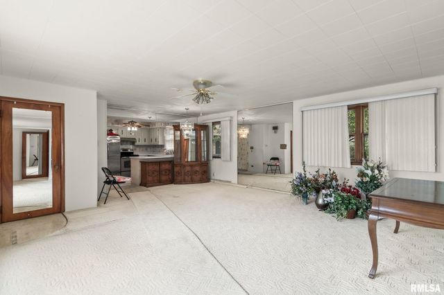 2121 E ASH Street, Springfield, IL 62703