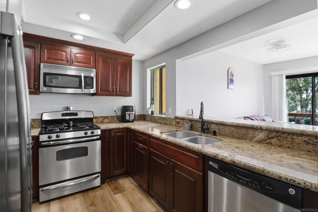 6862 Camino Berdecio, San Diego, CA 92111