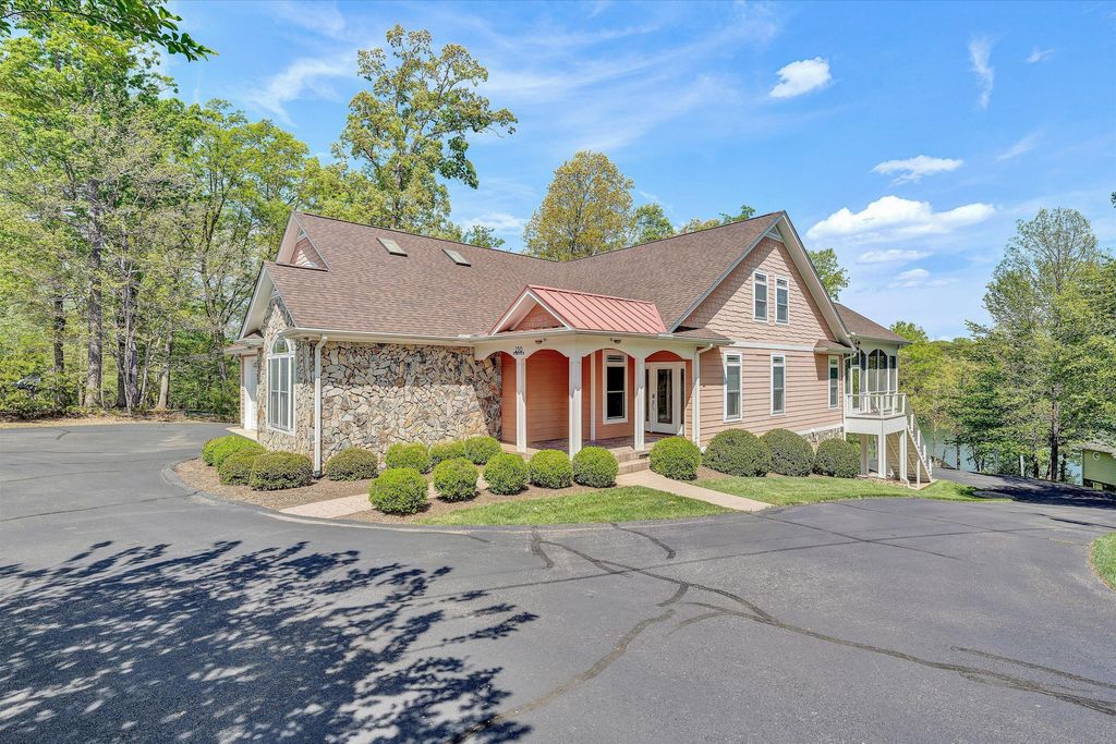 250 Deerwood DR, Huddleston, VA 24104