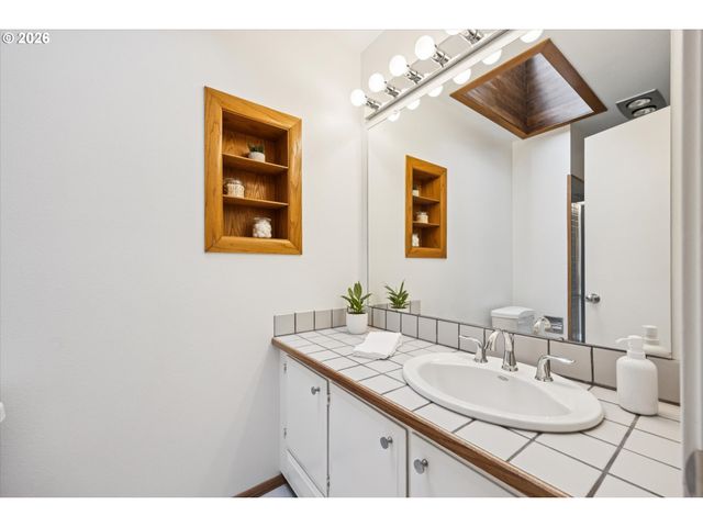2730 Sw PLUM Ct, Portland, OR 97219
