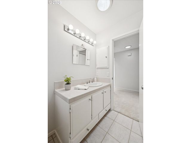 2730 Sw PLUM Ct, Portland, OR 97219