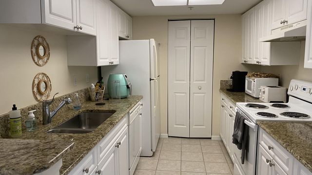 100 Crestwood Court N 103, Royal Palm Beach, FL 33411