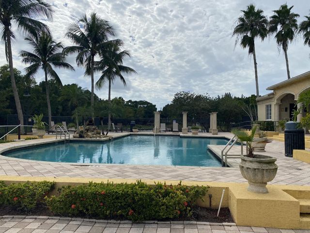 100 Crestwood Court N 103, Royal Palm Beach, FL 33411