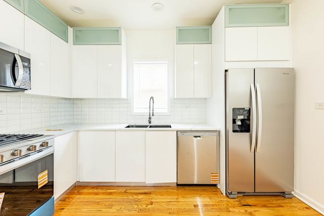 7601 S Rhodes Avenue, Chicago, IL 60619