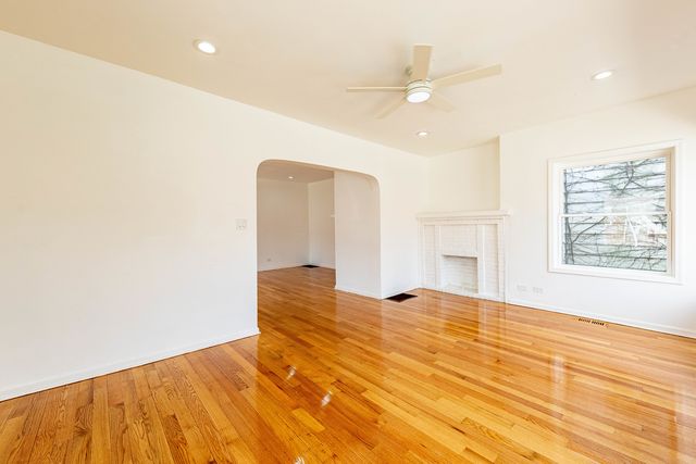 7601 S Rhodes Avenue, Chicago, IL 60619