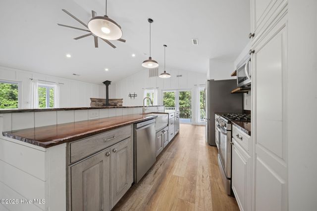 614 Cape Fear Drive, Burgaw, NC 28425