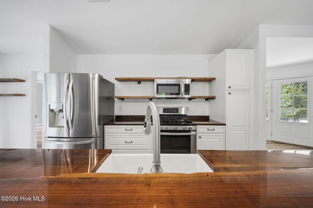 614 Cape Fear Drive, Burgaw, NC 28425