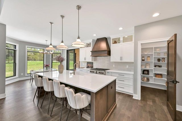254 River Oaks CIRCLE, Delafield, WI 53018