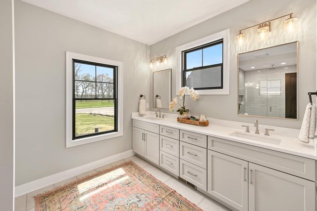 254 River Oaks CIRCLE, Delafield, WI 53018