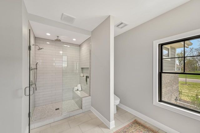 254 River Oaks CIRCLE, Delafield, WI 53018