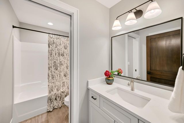 254 River Oaks CIRCLE, Delafield, WI 53018