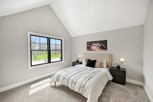 254 River Oaks CIRCLE, Delafield, WI 53018