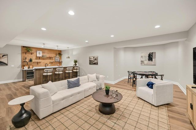 254 River Oaks CIRCLE, Delafield, WI 53018