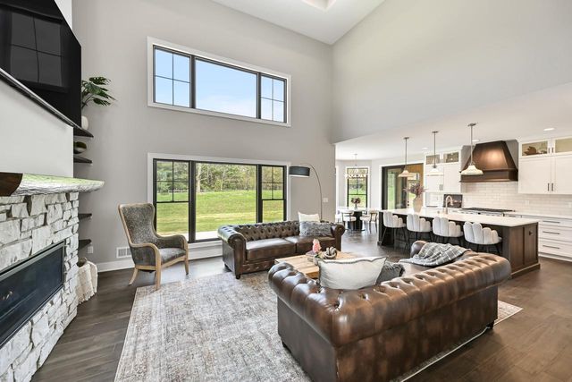 254 River Oaks CIRCLE, Delafield, WI 53018