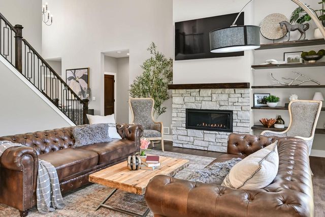 254 River Oaks CIRCLE, Delafield, WI 53018