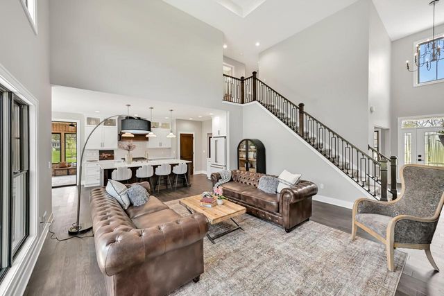 254 River Oaks CIRCLE, Delafield, WI 53018