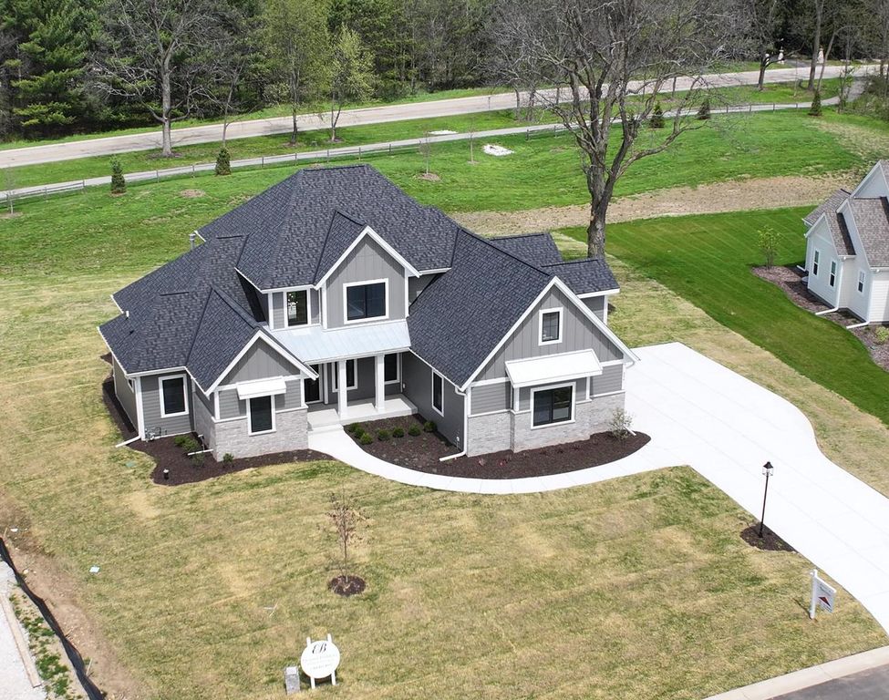 254 River Oaks CIRCLE, Delafield, WI 53018
